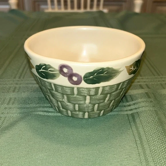 Pfaltzgraff Kitchen Pfaltzgraff Jamberry Bowl Cream Green W
